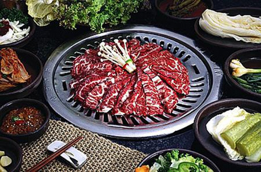 1. Bulgogi (Thịt bò nướng). Bulgogi là một trong những món nướng nổi tiếng nhất của Hàn Quốc, được làm từ thịt thăn hoặc các phần quan trọng nhất từ con bò. Thịt được cắt thành những lát mỏng và ướp với gia vị trước. Thịt chế biến món bulgogi phải được ướp ít nhất 4 giờ với dầu mè, xốt đậu nành, đường, tỏi, hành, gừng, rượu vang và hạt tiêu đen. Gia vị ướp làm cho món ăn mềm, thơm ngon đậm đà và mang một sắc thái riêng.